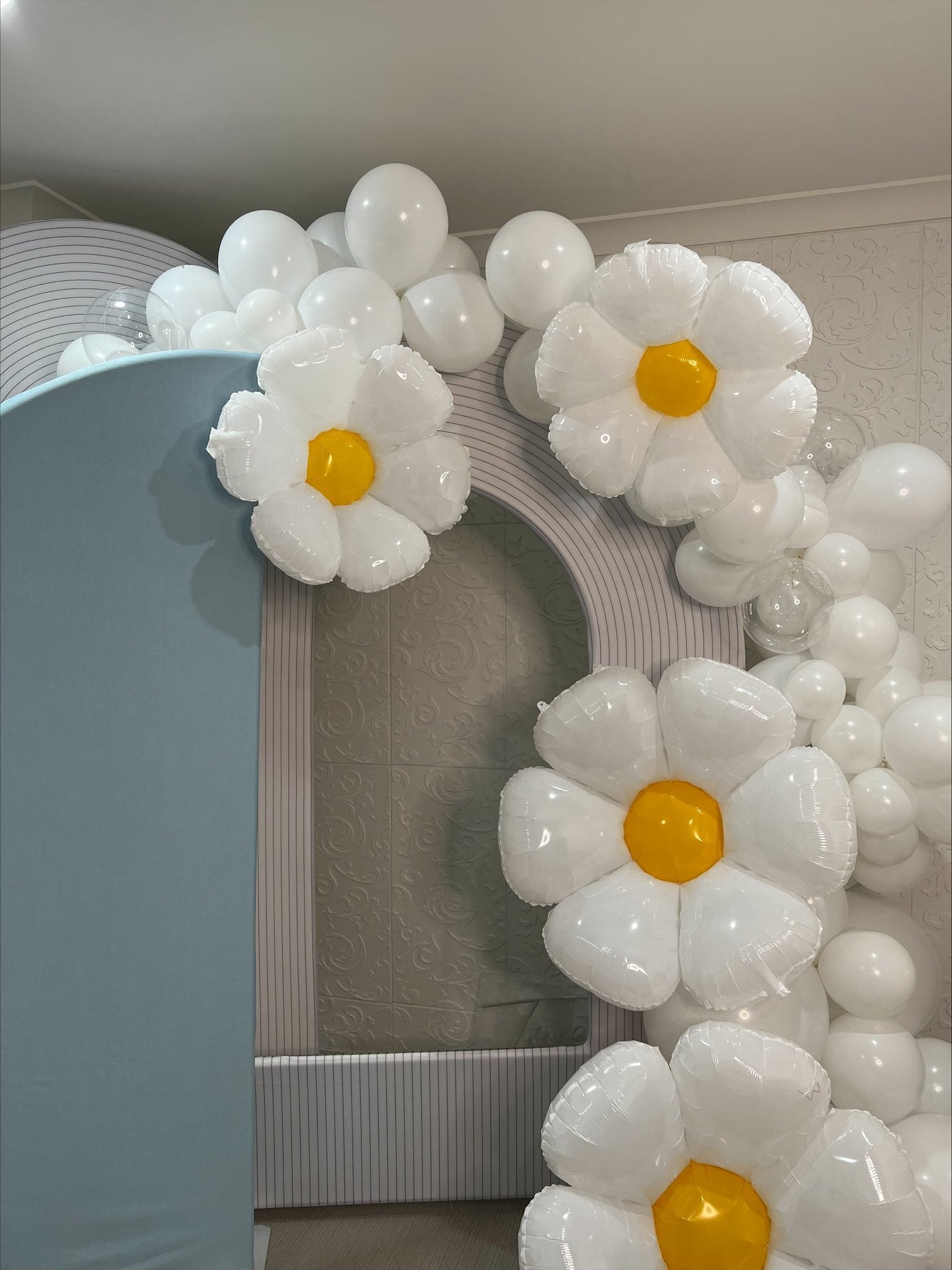 White Daisy Flower Balloon Gardland Kit - Live Shopping Tours