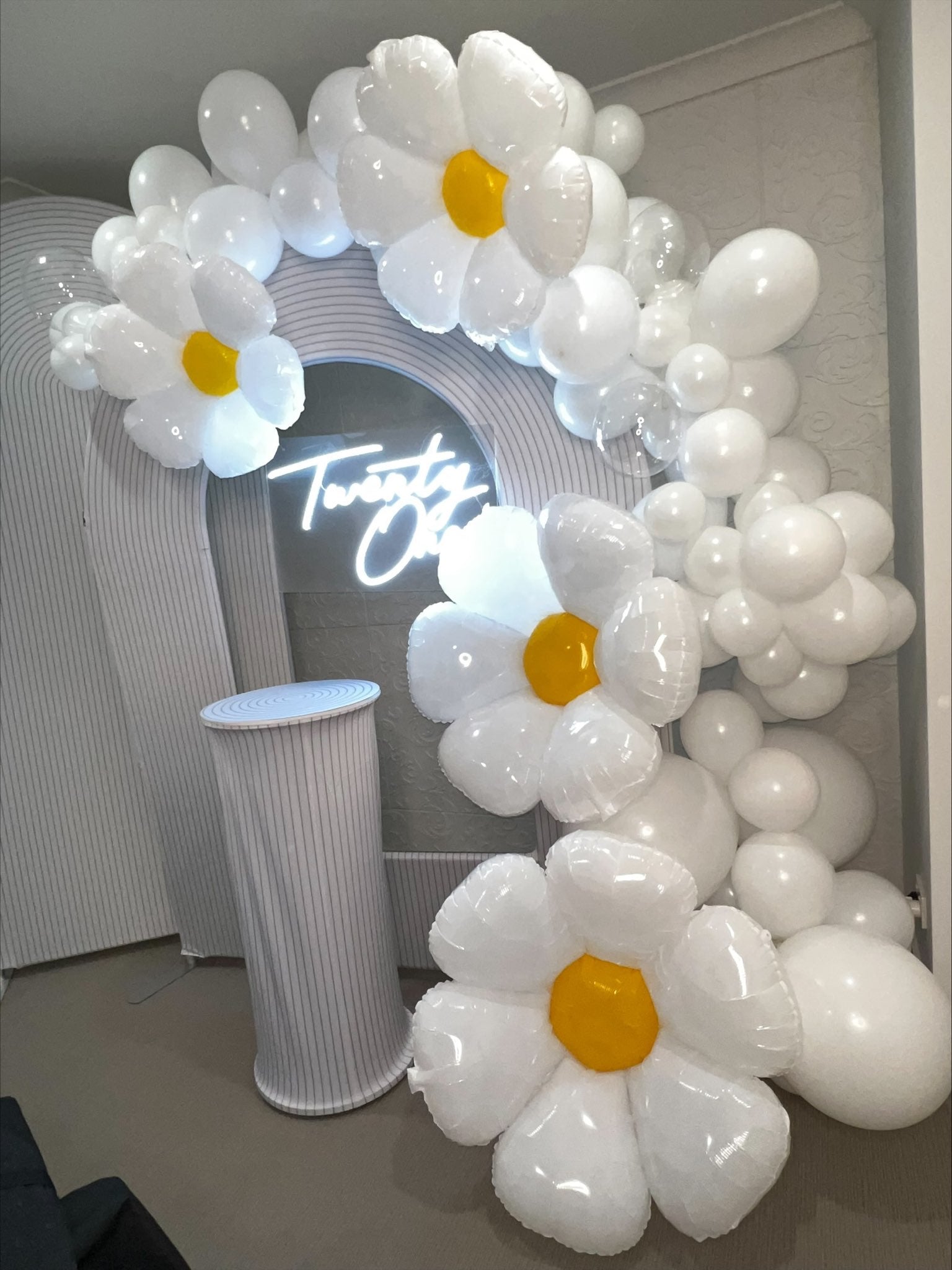 White Daisy Flower Balloon Gardland Kit - Live Shopping Tours